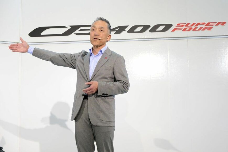 モーターサイクルショー2026で展示されたホンダ「CB400スーパーフォアE-クラッチ コンセプト」（写真：本田技研工業）