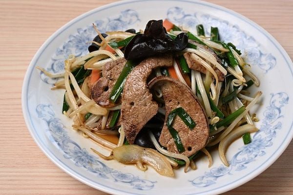 川越的場店でとくに人気があるメニューがレバニラ炒め（530円）。ここと坂戸にっさい店の2店舗限定で、地元企業サイボクのブランド豚、ゴールデンポークを使用している。ほかの店舗では鹿児島県・宮崎県産のレバーを使用。素材の良さが引き立つよう、あっさりと味つけされているのに、まったく生臭みがないのは新鮮さゆえだという（撮影：風間仁一郎）