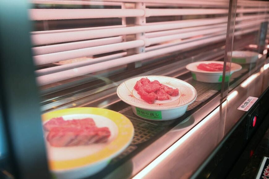 一升びんでは、冷蔵機能の付いた回転レーンから肉が流れてくる