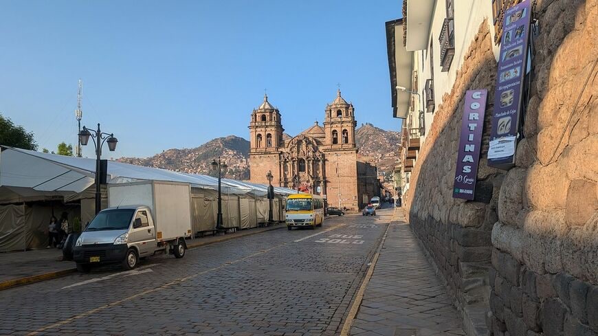 ホステルからサン・ペドロ駅に向かう道