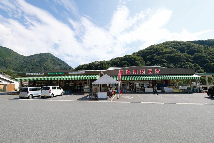 高梁市にある「高梁グリーンセンター」 青果物のほか日用品なども取り扱う地域の拠点（写真：村上悠太）