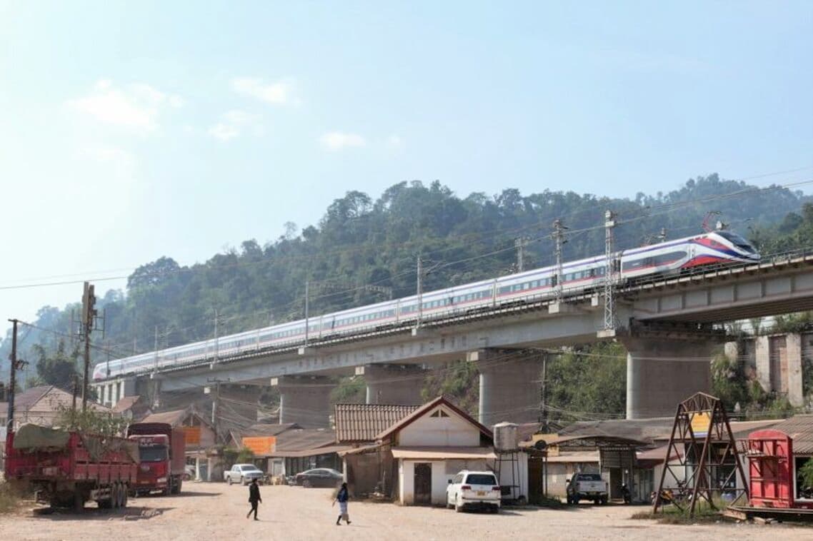 中国との国境駅ボーテンをヴィエンチャンへ向け出発の特急