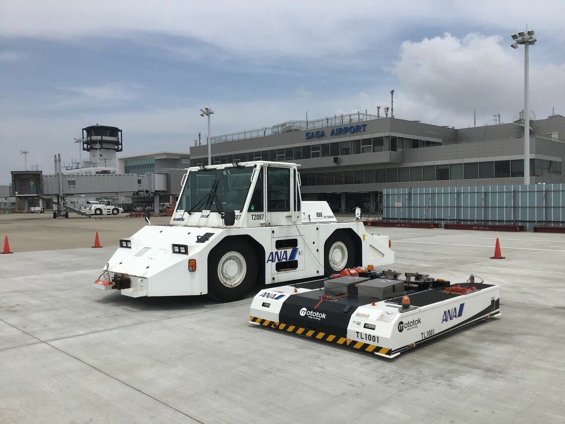 リモコン式遠隔操作牽引車（右、写真：ANA）