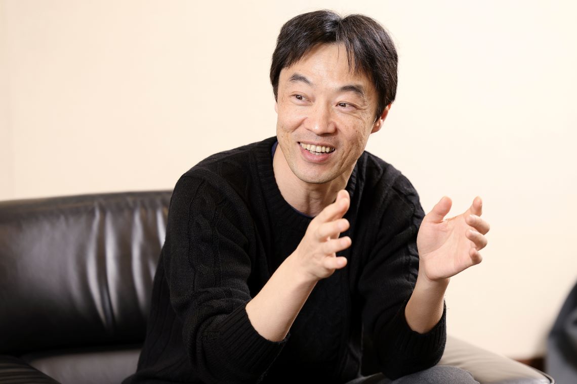 金間 大介 （かなま だいすけ）／金沢大学融合研究域融合科学系教授、東京大学未来ビジョン研究センター客員教授。北海道生まれ。横浜国立大学大学院工学研究科物理情報工学専攻（博士）、バージニア工科大学大学院、新エネルギー・産業技術総合開発機構（NEDO）、文部科学省科学技術・学術政策研究所、北海道情報大学准教授、 東京農業大学准教授、金沢大学人間社会研究域経済学経営学系准教授、2021年より現職。主な研究分野はイノベーション論、技術経営論、マーケティング論、産学連携等（撮影：尾形文繁）