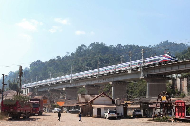 中国との国境駅ボーテンをヴィエンチャンへ向け出発の特急列車（写真：谷川一巳）