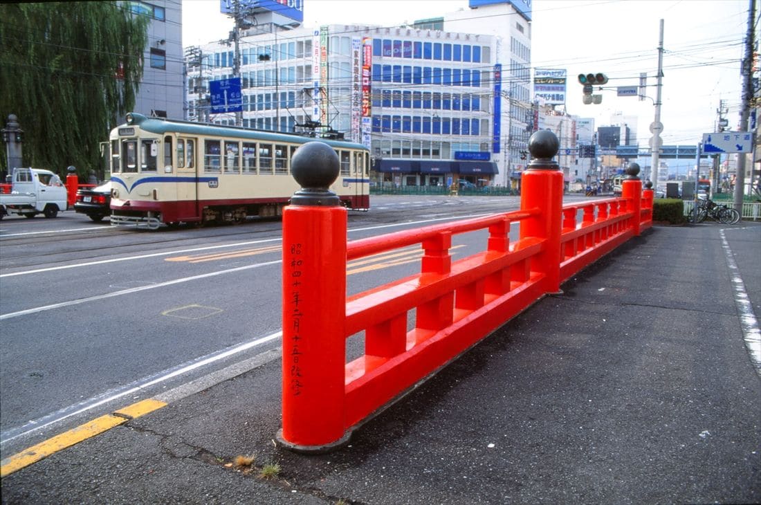 「三大ガッカリ名所」といわれることもあるはりまや橋を走る電車（撮影：南正時）