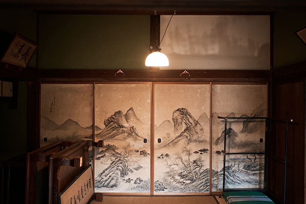 もっとも格式の高い座敷には江戸末期の襖絵がある。襖上の垂れ壁の右半分が白いのは、同質の材料が見つからなかったため（写真撮影／相馬ミナ）