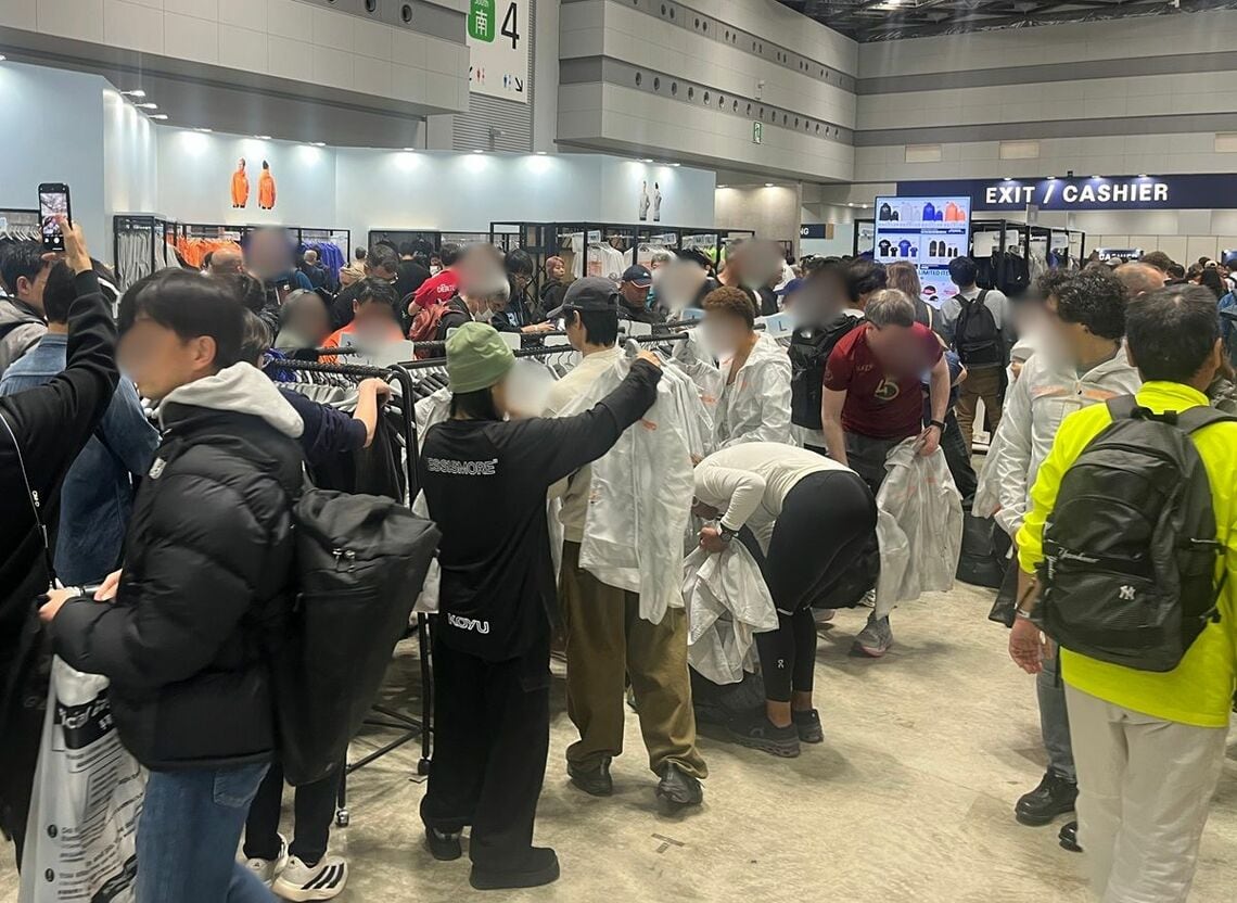 海外ランナーから大人気のアシックスのブース（筆者撮影）