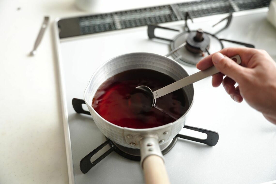 煮汁を中火で沸かす