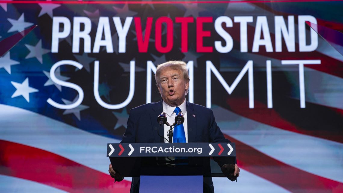 このままだと、来年の共和党予備選挙が始まれば、あっという間にトランプ氏が大統領候補者に決定しそう。だが問題はその後かもしれない（写真：ブルームバーグ）
