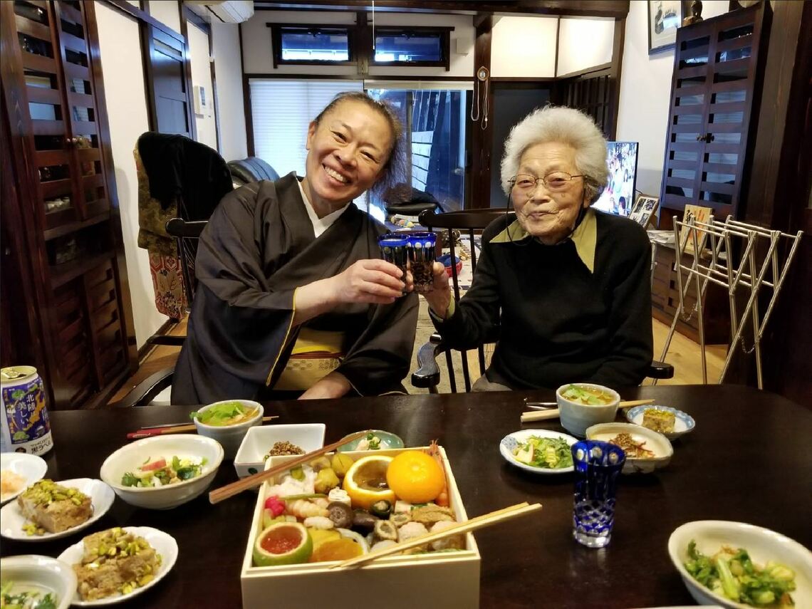 柴田さんとお母さま（写真：『遠距離介護の幸せなカタチ』）