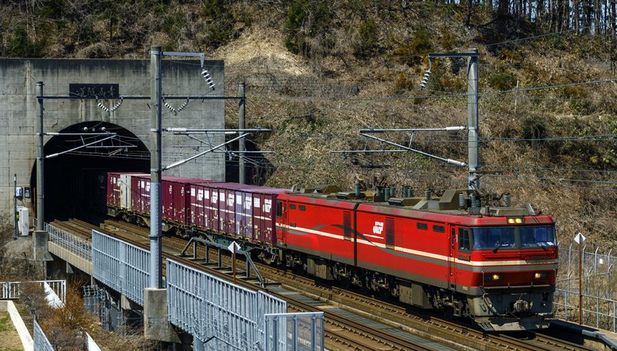 青函トンネルを抜け出た貨物列車 線路は新幹線との共用で現在は最大20両編成のコンテナ列車が臨時も含め上下計51本運転されている（撮影：久保田 敦）