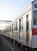 「コルゲート」がギラリと光る側面