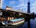 建設中の東京スカイツリーをバックに走るスペーシア