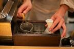 徳利も湯につけて温め、ちろりから燗酒を移す