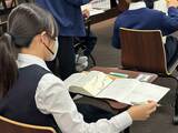 単語バトル。黙々と辞書を引く生徒たち。英語の本をきっかけに知の好奇心に火がつく