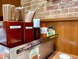 テーブルの中央にはこういった仕切りが施されている（筆者撮影）