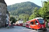 レーティッシュ鉄道にはクールの街の道路上を行く区間も（筆者撮影）