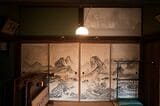 もっとも格式の高い座敷には江戸末期の襖絵がある。襖上の垂れ壁の右半分が白いのは、同質の材料が見つからなかったため（写真撮影／相馬ミナ）