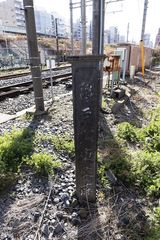 JR総武線と併走している区間の一角に残る「亀戸駅東口」の記念碑（筆者撮影）