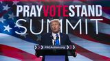 このままだと、来年の共和党予備選挙が始まれば、あっという間にトランプ氏が大統領候補者に決定しそう。だが問題はその後かもしれない（写真：ブルームバーグ）