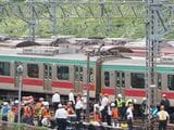 衝突して脱線した回送列車。右の車両が脱線してやや傾いている＝2025年10月6日（記者撮影）