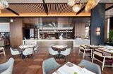 フェアモント東京のレストランKiln & Tonic店内。ゆったりと開放感のあるつくりで、奥にはオープンキッチン（筆者撮影）