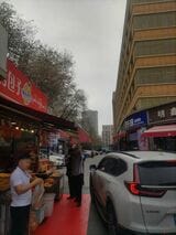 この先の通りにランチを食べた飲食店がある（筆者撮影）