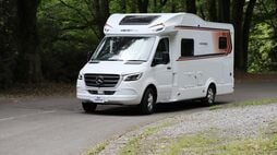 ベンツ商用バンがベースの本格キャンピングカー…ウェンズバーグ｢カラ コンパクト スイート MB640 MEG｣の走りに迫る