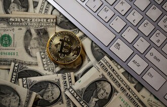 ビットコイン､ついに1万ドルの大台突破