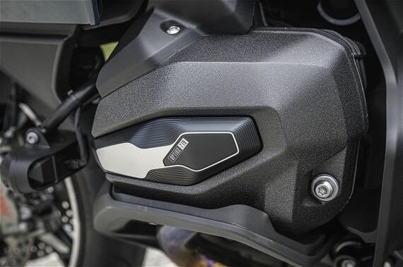 水冷4ストローク水平対向2気筒DOHC 4バルブ1300ccエンジン。排気量を広げてビッグボア×ショートストローク化、R1300GSやR1300Rと同じ最高出力145ps/7750rpm、最大トルク149N・m/6500rpmを発揮