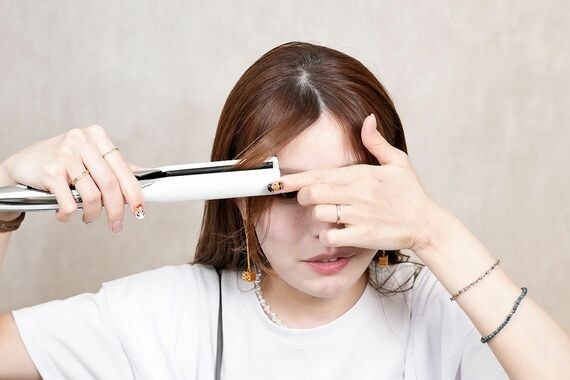 前髪のセットの仕方を解説するAYAMARさん