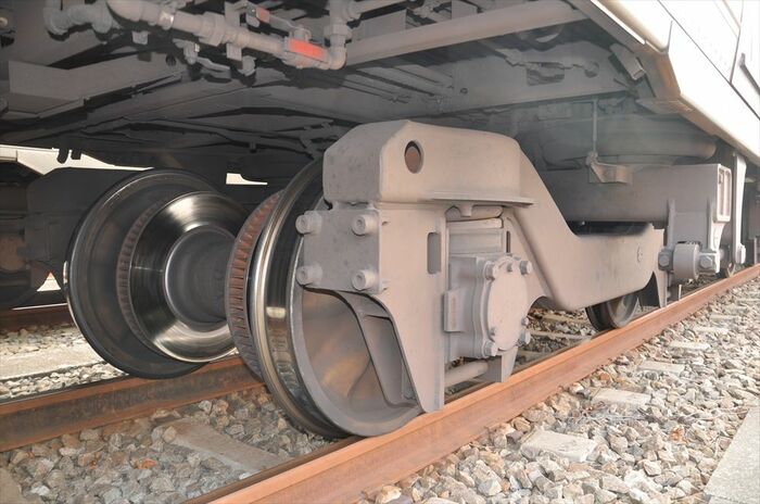4つの穴は車輪を清掃する装置の取り付け跡だ