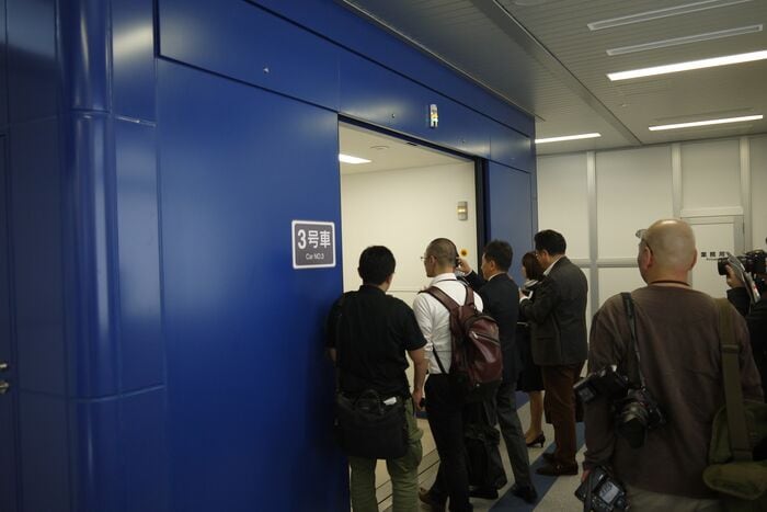 まるで搭乗口。記者がわれ先にと群がる