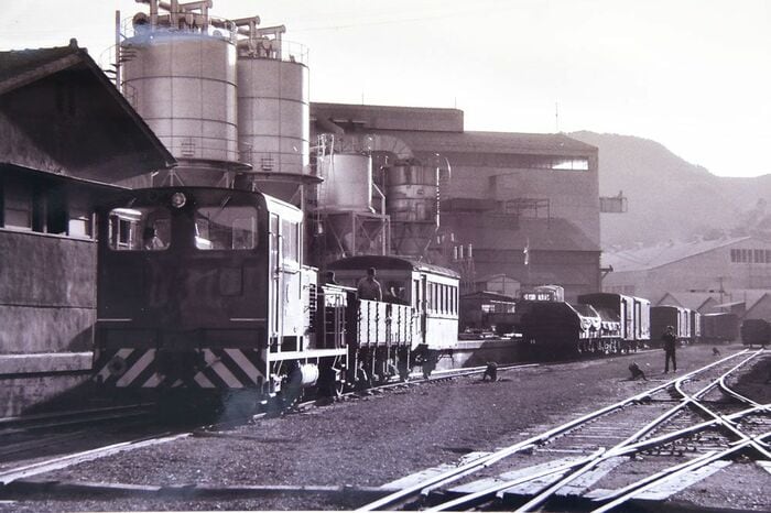 上武鉄道日丹線・西武化学前構内で出発準備中の