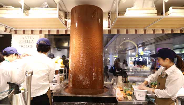 フルーツ売り場の奥にはチョコレートファウンテンがある