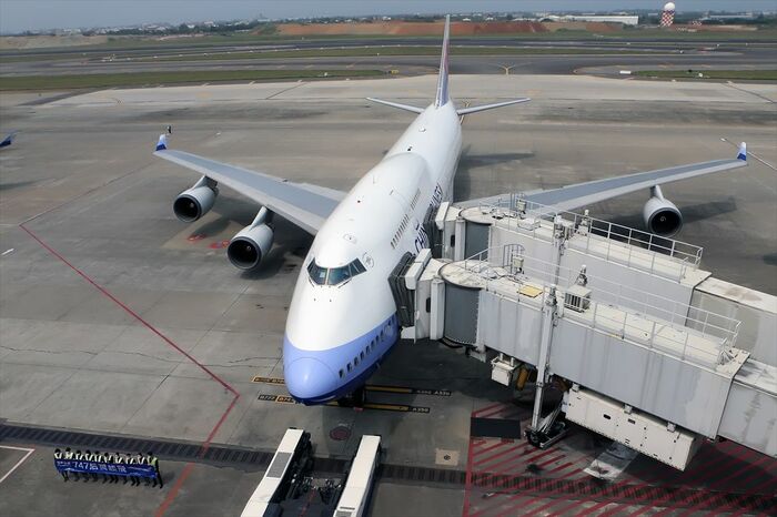 台北桃園空港で出発を待つ747-400型機