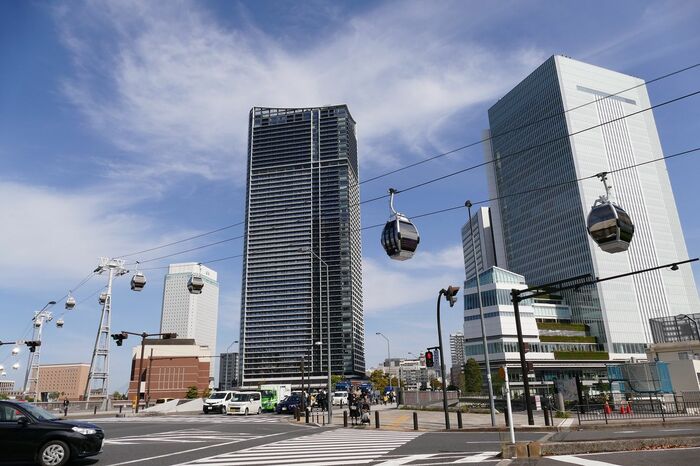 道路のすぐ上空をゴンドラが通る