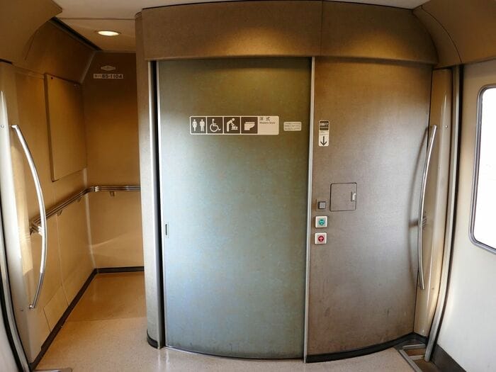 改造して車いす対応トイレを設置した車両もある