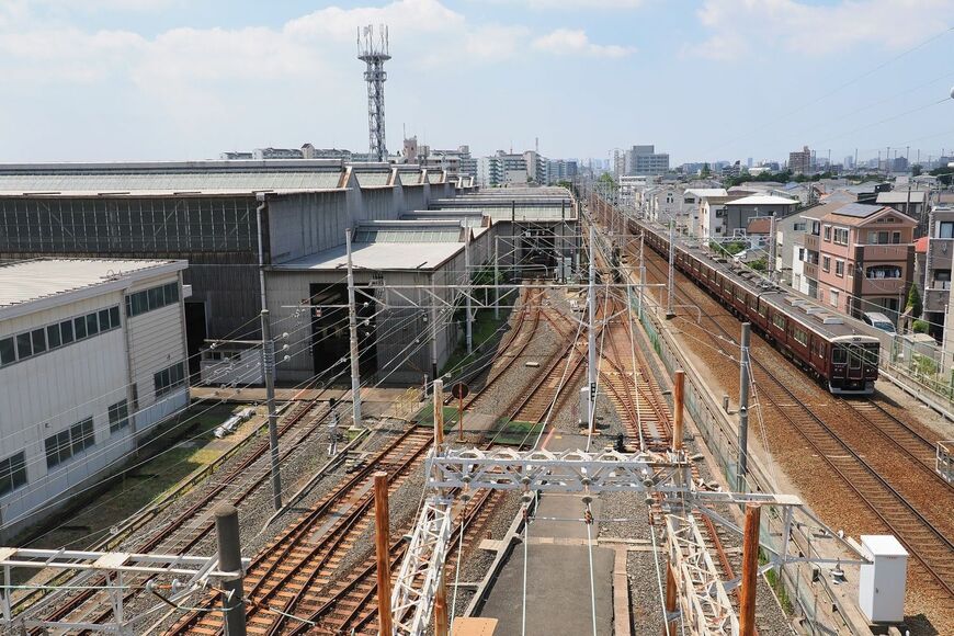 東吹田検車場の南側全景。左の建屋が検査場（撮影：伊原薫）