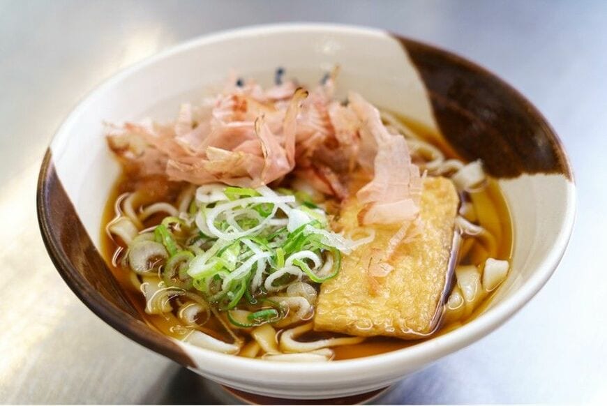 JR名古屋駅ホームにある「住よし」のきしめん。1杯450円という手頃な価格も魅力だ（写真：筆者撮影）