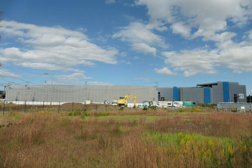 南側から見た建設中の「ゆめが丘ソラトス」＝2023年10月（記者撮影）