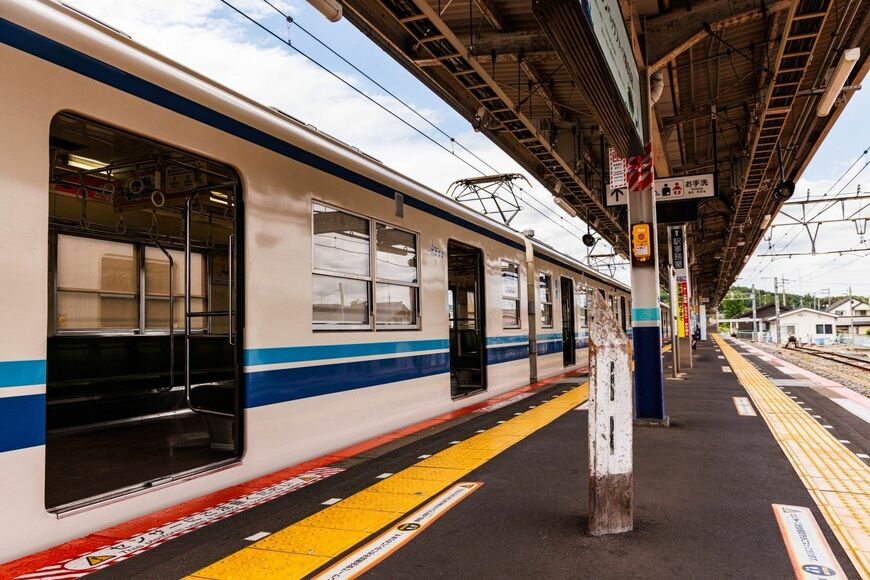 越生駅ホームには越生線のキロポスト（撮影：鼠入昌史）