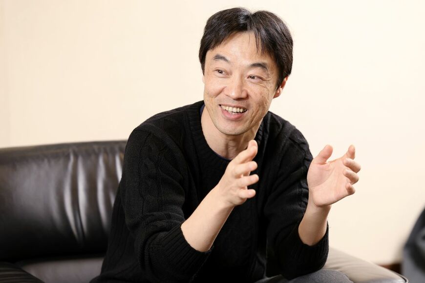 金間 大介 （かなま だいすけ）／金沢大学融合研究域融合科学系教授、東京大学未来ビジョン研究センター客員教授。北海道生まれ。横浜国立大学大学院工学研究科物理情報工学専攻（博士）、バージニア工科大学大学院、新エネルギー・産業技術総合開発機構（NEDO）、文部科学省科学技術・学術政策研究所、北海道情報大学准教授、 東京農業大学准教授、金沢大学人間社会研究域経済学経営学系准教授、2021年より現職。主な研究分野はイノベーション論、技術経営論、マーケティング論、産学連携等（撮影：尾形文繁）
