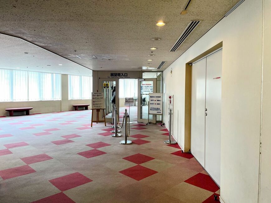 展望台行きのエレベータ入り口（筆者撮影） 