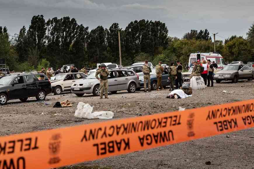 ロシア軍による砲撃で30人が犠牲になった現場。9月30日、ウクライナ・ザポリージャ市（写真：筆者撮影）