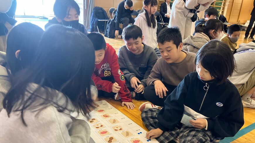 「食育出前授業」で体験型プログラムを行う児童（写真：筆者撮影）