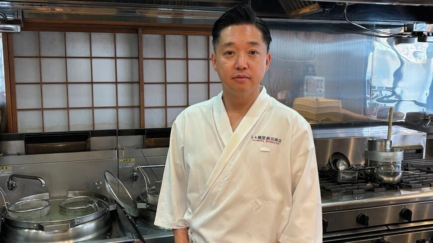 神奈川・湯河原にあるラーメン店「飯田商店」の店主・飯田将太さん。「食べログ」では驚異の4.10点を誇り、堂々の1位となっている（筆者撮影）