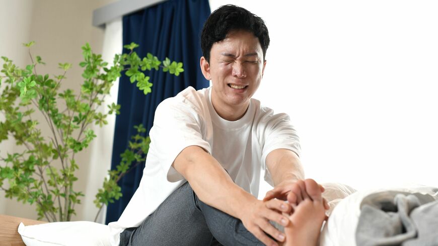 痛風を発症して10年。彼が社会に訴えたいこととは――（写真：nisimu／PIXTA）
