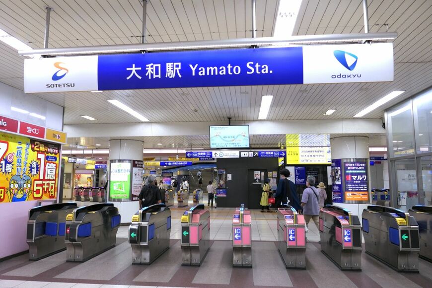 北口改札の奥に小田急線への中間改札が見える。中間改札は左右に2カ所ある（記者撮影）